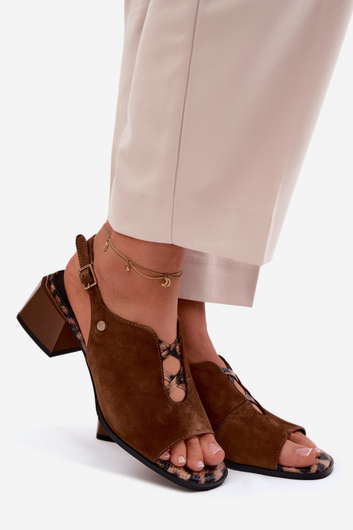 sandáleZapnutéturalnego zo semišuu s podpätkami Máciejka K7521-14 Hnedá farba
