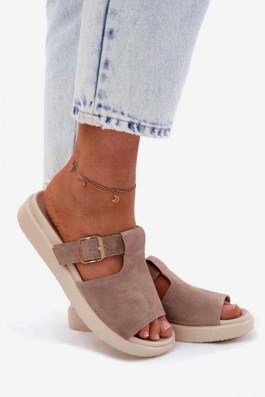 Dámske semišové papuče s platformou so zlatými prackami béžová Zemela