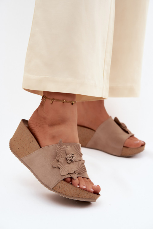 Kožené Dámske semišové papuče s platformou S Ornatem s kvetmiem Zazoo 40312 farba cappuccino