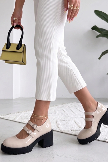 Mia pieskové lakované sandále na opätku