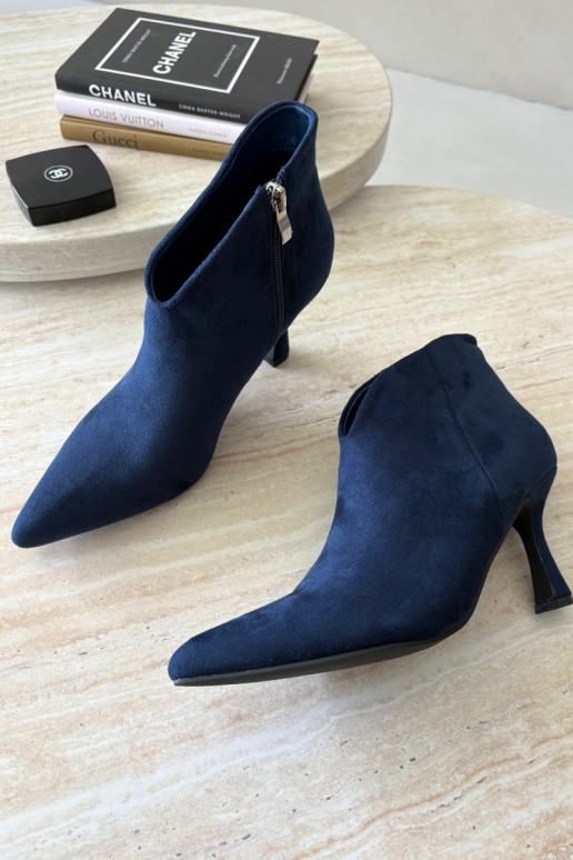 Dámske členkové topánky na tenkom podpätku so špicatou špičkou v tmavomodrej farbe Bessia