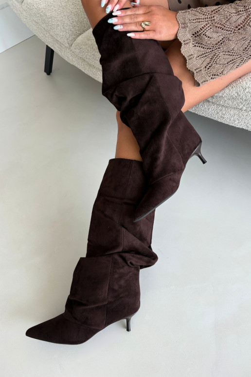 Čokoládové zvrásnené kozačky s kitten heel z zamšu LoĮen