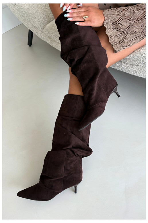 Čokoládové zvrásnené kozačky s kitten heel z zamšu LoĮen