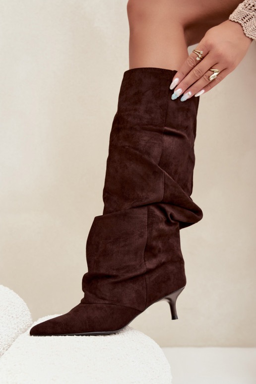 Čokoládové zvrásnené kozačky s kitten heel z zamšu LoĮen