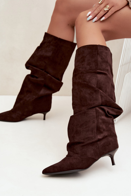 Čokoládové zvrásnené kozačky s kitten heel z zamšu LoĮen