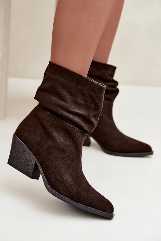 Členkové topánky z prírodnej semišovej kože s vráskami a podpätkami v čokoládovej farbe Merrin
