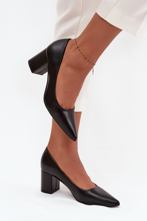 stiletto podpätky s ostrými špičkami v čiernej farbe