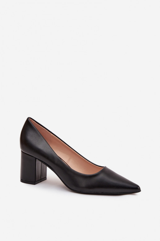 stiletto podpätky s ostrými špičkami v čiernej farbe