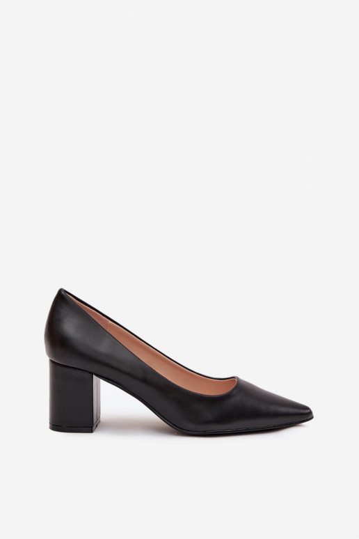 stiletto podpätky s ostrými špičkami v čiernej farbe