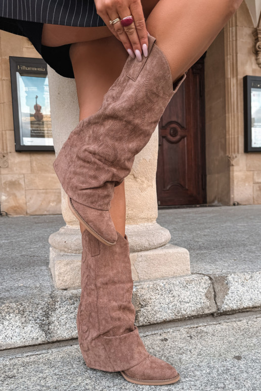 Zvrásnené čižmy v cowboy štýle s podpätkami a všitým zvrškom hnedé Ives