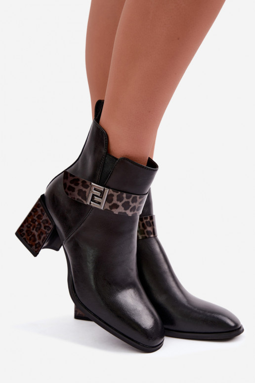 Dámske teplé členkové topánky s dekoratívnymi pásmi Artiker 57C0008 v čiernej farbe