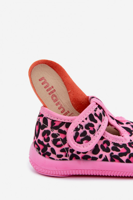 Elastické detské šľapky Milami s lepkavými zapínaniami a leopardími vzormi v ružovej Ambette