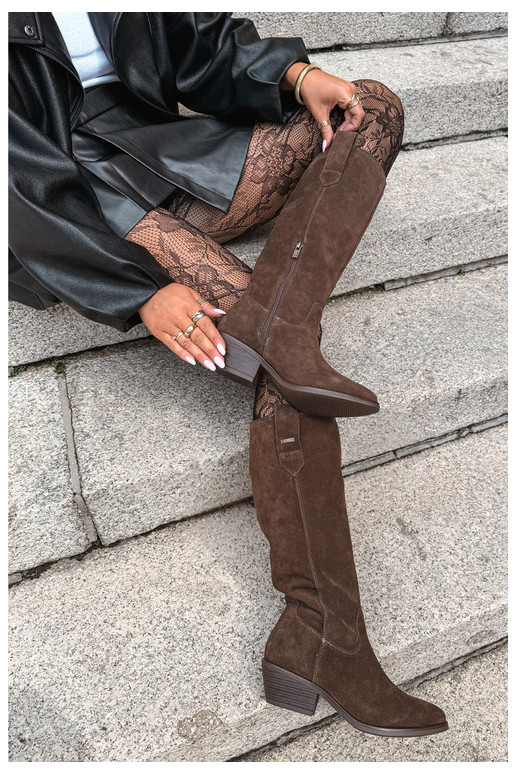 faux suede dámske čižmy po kolená na nízkom podpätku zateplené Big Star UU274519 v čokoládovej farbe