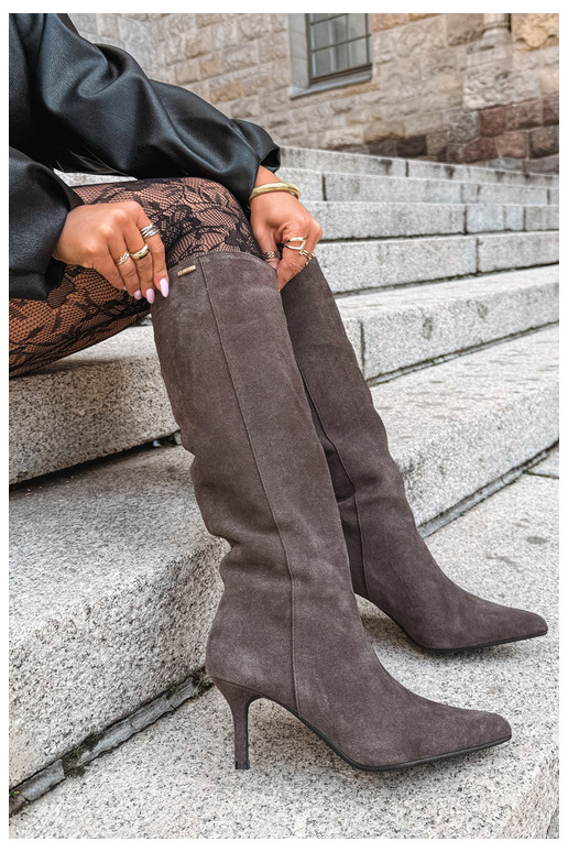 faux suede dlhé čižmy s tenkými podpätkami zateplené vklzový model Big Star UU274495 v tmavo hnedej farbe