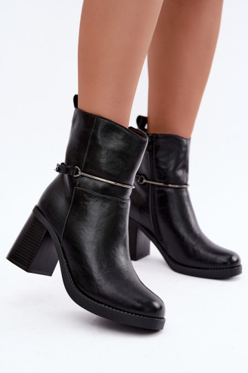 Kožené dámske členkové čižmy zateplené s podpätkami a zdobenými podpätkami v čiernej farbe Gracelle