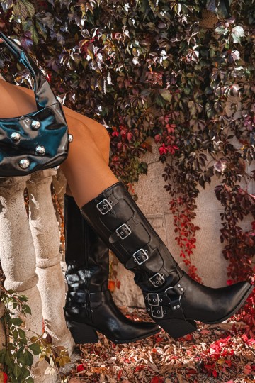 Dlhé čižmy v cowboyskom štýle s podpätkami a sponami v čiernej farbe z umelej kože Fivelle 2