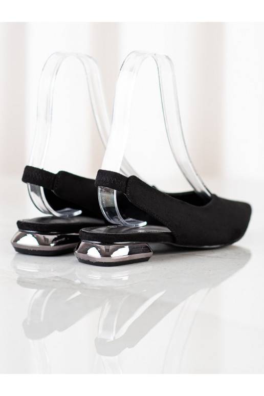 Čierne čižmy nápadného modelu Čierne čižmy nápadného modelu