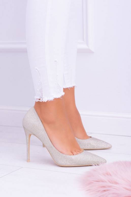 Lesklé topánky na vysokom opätku v... Lesklé topánky na vysokom opätku v...