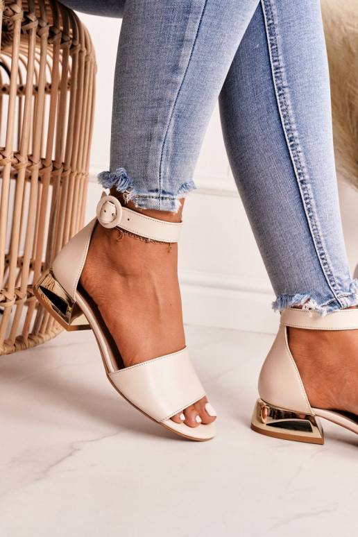 Dámske sandále so zlatými podpätkami...