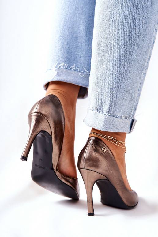 Topánky na vysokom opätku so špicatou... Topánky na vysokom opätku so špicatou...