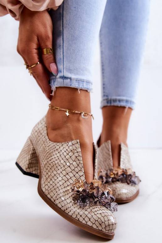 Topánky so štýlovými detailmi v... Topánky so štýlovými detailmi v...