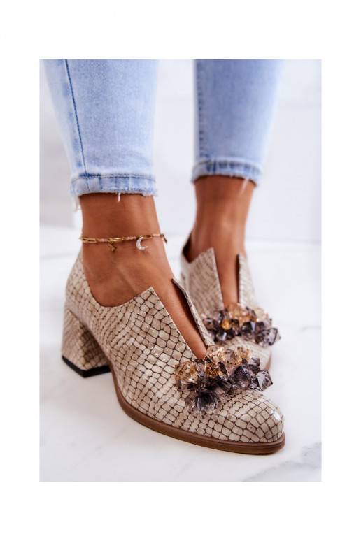 Topánky so štýlovými detailmi v... Topánky so štýlovými detailmi v...