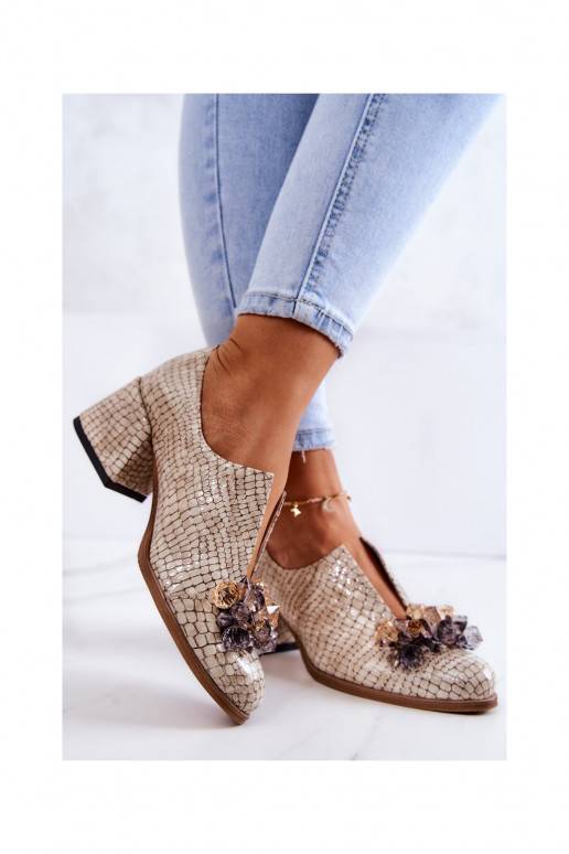 Topánky so štýlovými detailmi v... Topánky so štýlovými detailmi v...