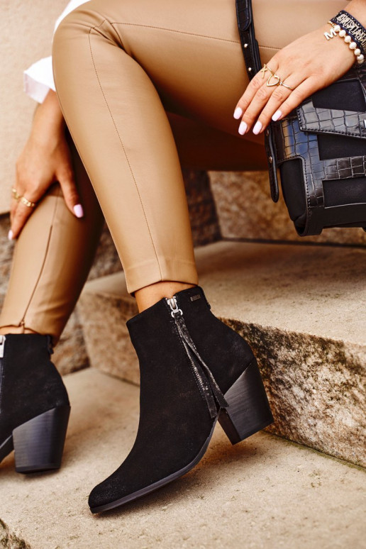 Čierne čižmy s vysokými podpätkami... Čierne čižmy s vysokými podpätkami...