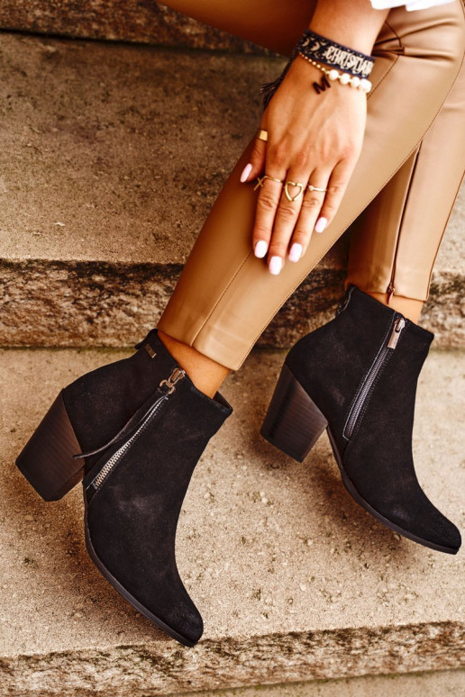 Čierne čižmy s vysokými podpätkami... Čierne čižmy s vysokými podpätkami...