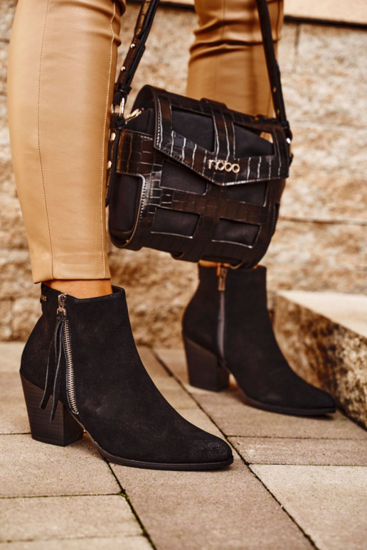 Čierne čižmy s vysokými podpätkami... Čierne čižmy s vysokými podpätkami...