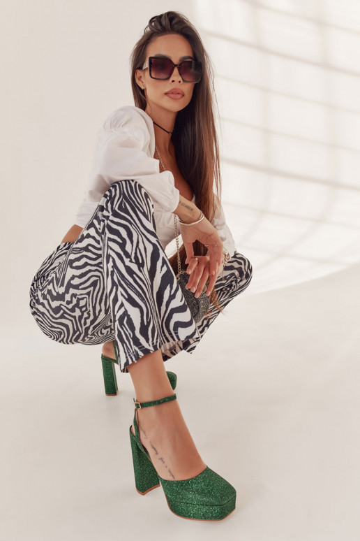 Lesklé topánky na vysokom podpätku... Lesklé topánky na vysokom podpätku...