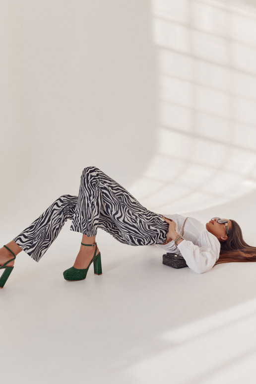 Lesklé topánky na vysokom podpätku... Lesklé topánky na vysokom podpätku...