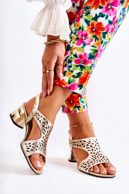 Sandále zlatej farby na podpätku so... Sandále zlatej farby na podpätku so...