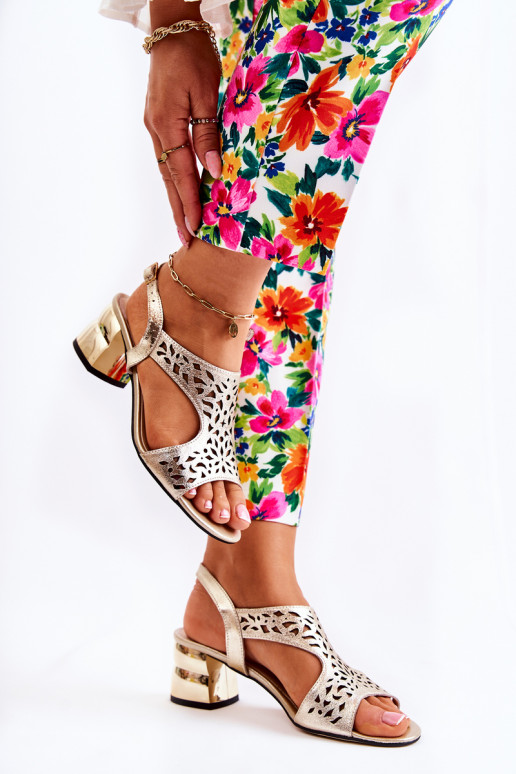 Sandále zlatej farby na podpätku so... Sandále zlatej farby na podpätku so...