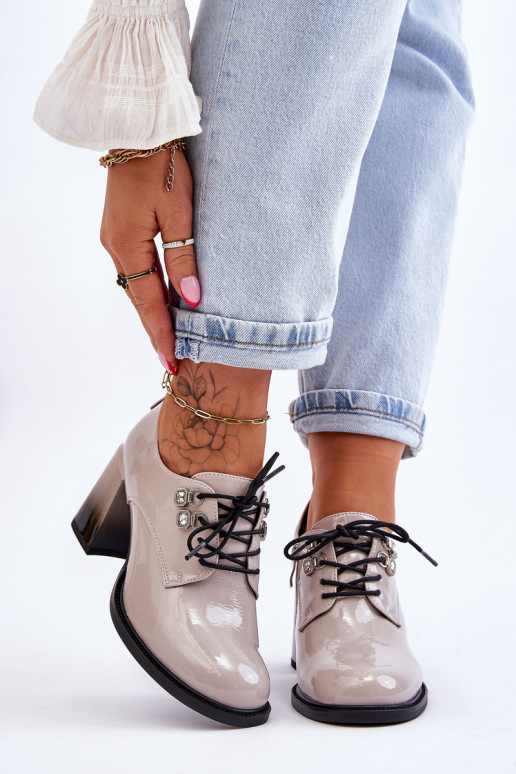 Elegantné šedé lakované topánky...