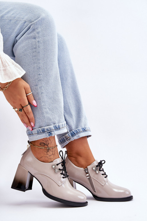 Elegantné šedé lakované topánky...