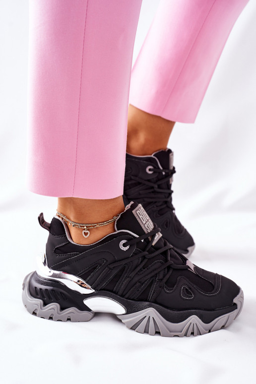 Čierne topánky športového štýlu...