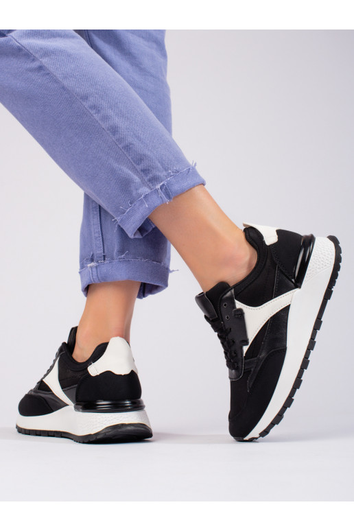 Športová obuv na vysokej platforme... Športová obuv na vysokej platforme...