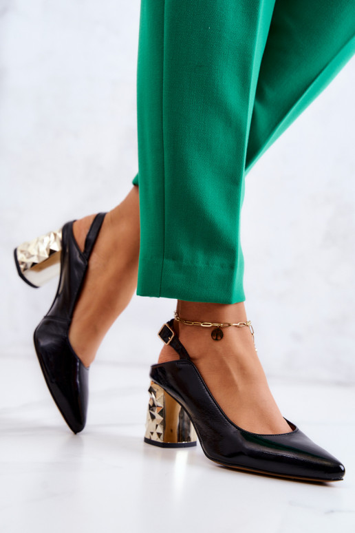 Čierne topánky so zlatými širokými... Čierne topánky so zlatými širokými...