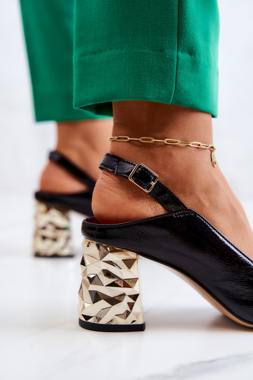 Čierne topánky so zlatými širokými... Čierne topánky so zlatými širokými...