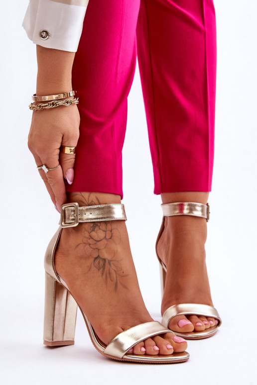 Topánky na vysokom opätku zlatej...