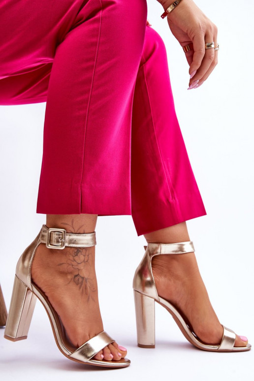 Topánky na vysokom opätku zlatej...