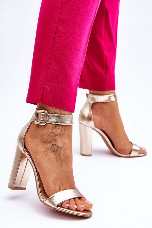 Topánky na vysokom opätku zlatej...