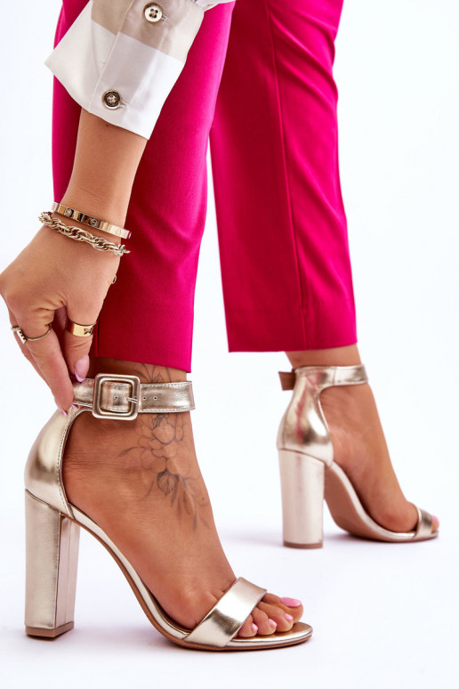 Topánky na vysokom opätku zlatej...