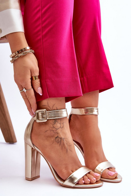 Topánky na vysokom opätku zlatej...