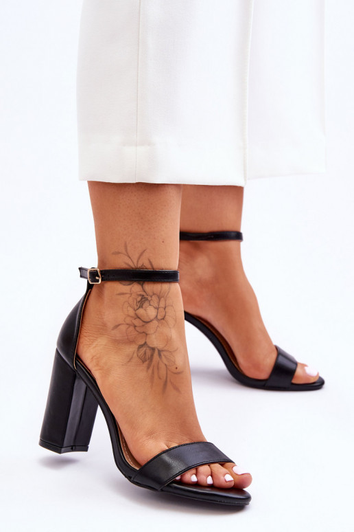 Dámske čierne sandále na podpätku