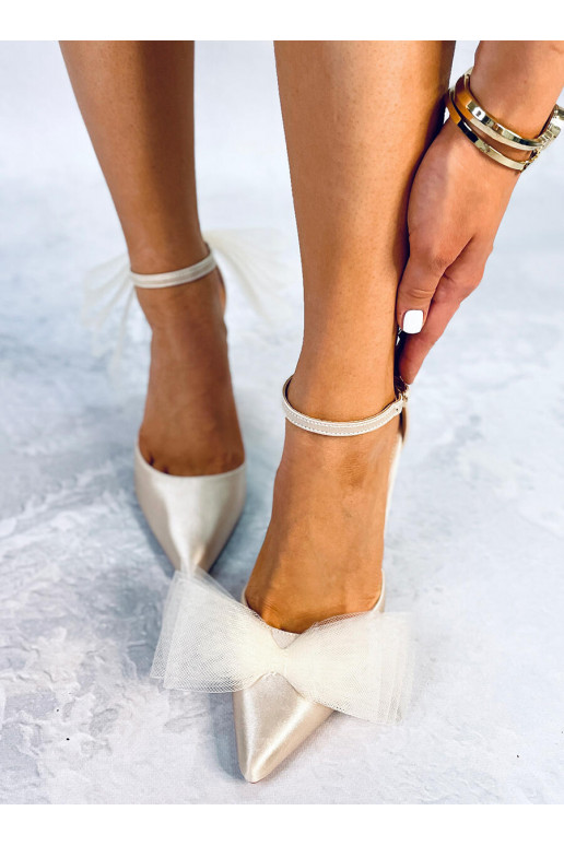 Vysoké podpätky s tylovou stuhou...