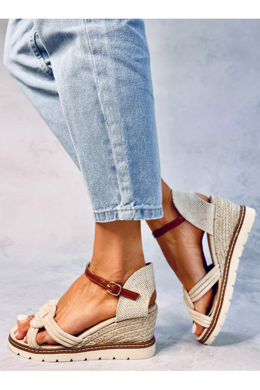 Sandále na platforme béžovej farby...