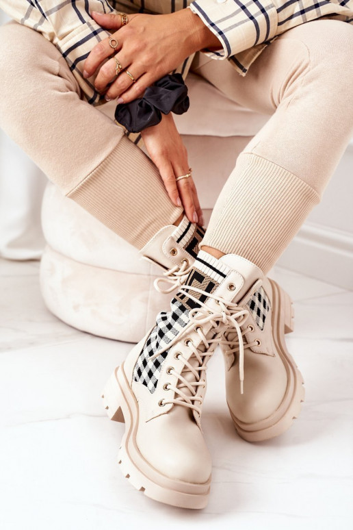 Béžové čižmy sú vyrobené z elastickej...