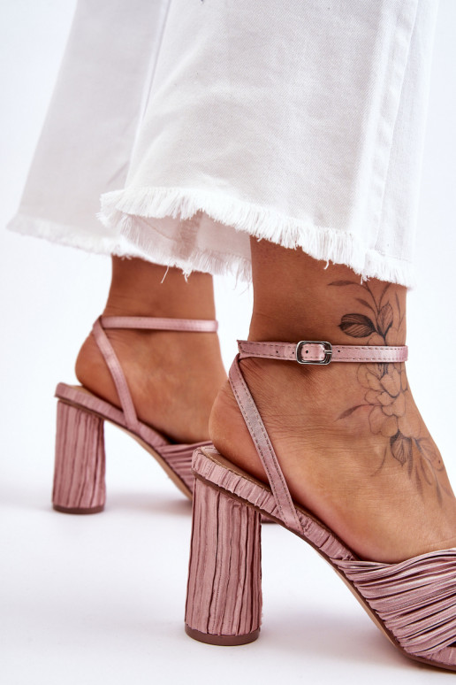 Dámske béžové topánky na vysokom... Dámske béžové topánky na vysokom...